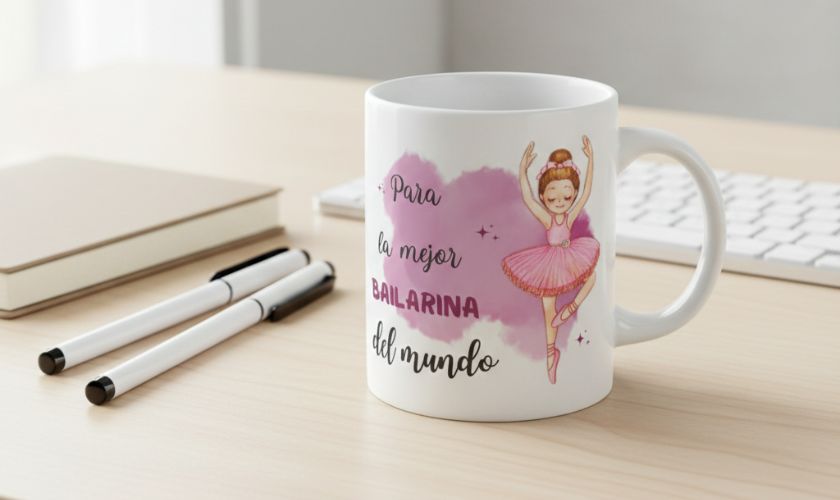 Taza de cerámica personalizada sobre escritorio de oficina organizado