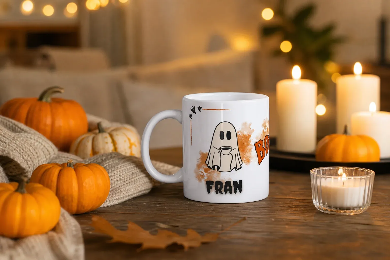Taza de Halloween personalizada sobre mesa de madera con calabazas y velas