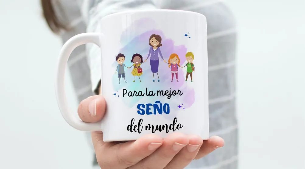 Regalar una taza personalizada a tu profesor.