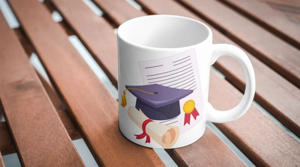 Regalar tazas personalizadas en graduaciones.